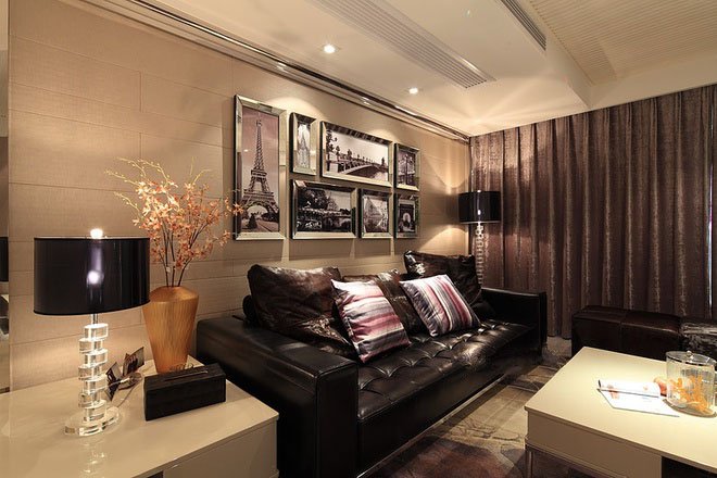 南京湖西街小区70平米两居室黑色真皮沙发照片墙背景客厅装修效果图